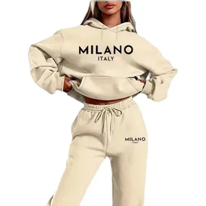 Ensemble survêtement beige avec sweat à capuche et pantalon de survêtement Milano Italy.