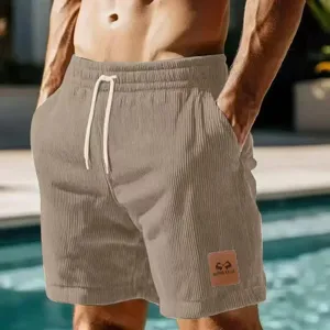 Detail der Herren Kord Shorts mit Kordelzug und praktischen Taschen fuer den warmen Sommer.