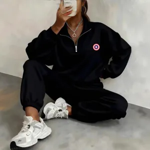 Conjunto de sudadera con cuello alzado con cremallera y pantalón jogger para mujer en negro.