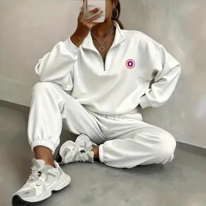 Conjunto de sudadera con cuello alzado y cremallera de un cuarto y pantalón blanco