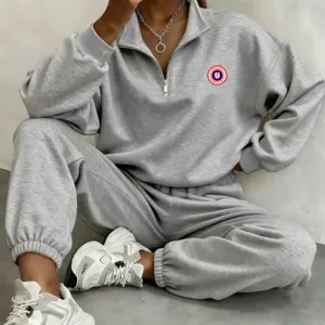 Conjunto de chándal gris con sudadera de cuello alto y cremallera de un cuarto mujer