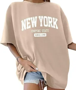Uebergroesses beiges Kurzarm T-Shirt fuer Damen und Herren mit New York Retro Print.