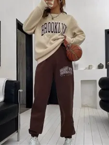 Lässiges Sweatshirt mit Buchstaben-Print und Bündchen-Hose im Set mit langen Ärmeln.