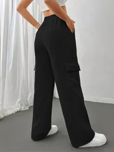 Vista dettagliata di pantaloni cargo neri da donna con tasche ed elastico in vita.