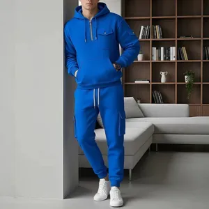 Conjunto de chándal completo con sudadera con capucha y pantalón cargo de felpa azul.