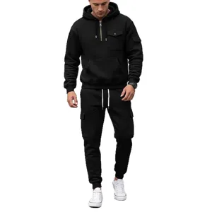 Conjunto de sudadera con capucha de felpa negra y pantalones cargo multipolsillos.