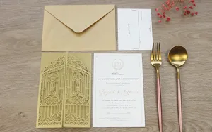Vista detallada de la invitación de boda dorada cortada con láser y diseño hueco elegante