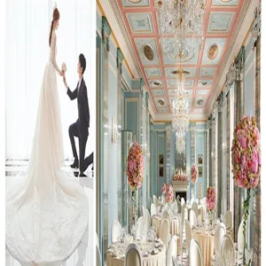 Ambiente de boda de ensueño con novios elegantes en un lujoso salón de banquetes azul