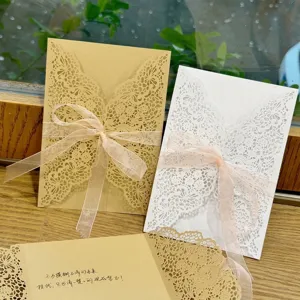 Détail de la carte d'invitation en dentelle découpée au laser avec ruban rose