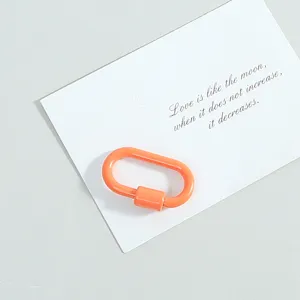 Nahaufnahme eines orangefarbenen, drehbaren O-Ring Federverschlusses für DIY-Schmuck