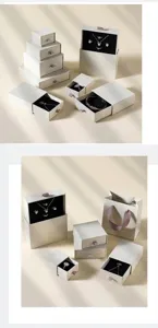 Différentes tailles de boîtes à bijoux en papier recyclé blanc cassé et sac cadeau.