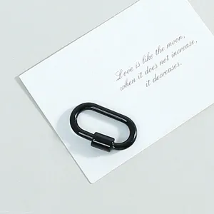 Detailaufnahme eines schwarz lackierten ovalen Federverschlusses für DIY-Schmuck.