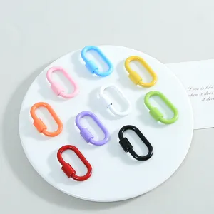 Bunte O-Ringe auf weißem Tablett für DIY-Schmuckzubehör und Schlüsselanhänger-Teile.