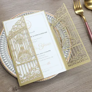 Elegante invitación de boda dorada cortada con láser y diseño de puerta floral