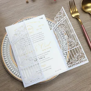 Elegante invitación de boda blanca cortada con láser con relieve de pan de oro