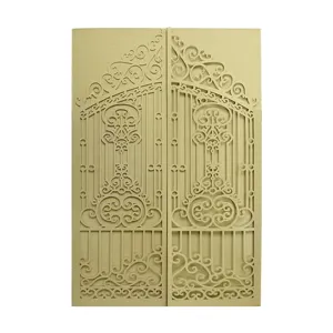 Elegante tarjeta de invitación de boda dorada cortada con láser y un intrincado diseño de puerta