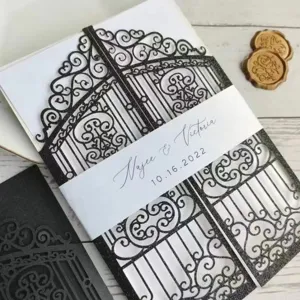 Elegante invitación de boda negra cortada con láser y banda para el vientre
