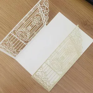 Elegante invitación de boda cortada con láser crema con detalles de purpurina dorada