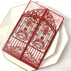 Elegante invitación de boda roja cortada con láser con inserto floral y diseño de puerta