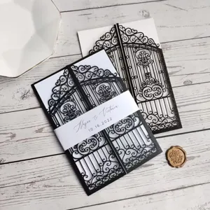 Elegante invitación de boda negra cortada con láser con inserto blanco y faja de nombres