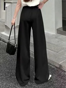 Details of women casual loose wide-leg sweatpants, comfortable autumn daily wear trousers.