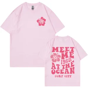 Rosa Grafik T-Shirt mit niedlichem Hibiskusblüten und Strand Surf Ozean Print Design.