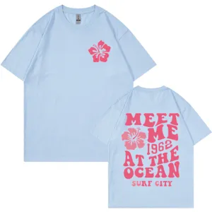 Hellblaues lässiges Rundhals-T-Shirt mit rosa Hibiskusblüte und Retro-Ozean-Surf-Grafik.