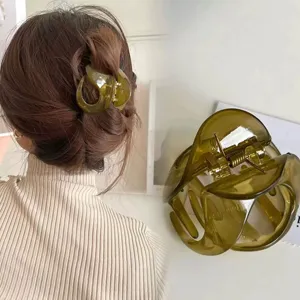 Gedetailleerd overzicht van de olijfgroene doorschijnende haarclip, stijlvolle klem voor haar.