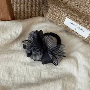 Elegante coletero de pelo de organza a cuadros en blanco y negro con lazo en capas para mujeres.