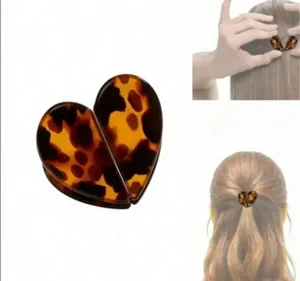 Herz Schildpatt Haarklammer Detail zeigt magnetisches Design und Frisur Trageffekt.