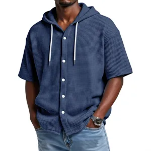 Camiseta casual de manga corta con capucha para hombre en tejido waffle con botones para verano.