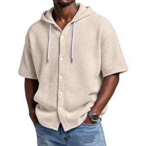 Sudadera con capucha de hombre casual de punto gofrado manga corta con botones beige.