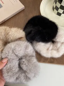 Gedetailleerd overzicht van zachte pluche haarscrunchies voor herfst winter pluizig