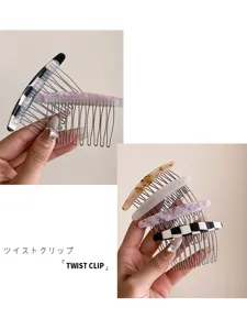 Detailansicht koreanischer Doppel-Haarkamm mit schwarz-weißem Karomuster und Marmoroptik.