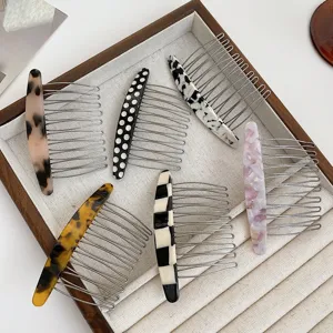 Elegantes Haarkamm-Set aus Metallzähnen und schicken gemusterten Acetat-Rücken für Frisuren.