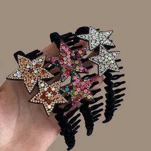 Gros plan détaillé des cerceaux de cheveux à motif d'étoiles en strass étincelants.