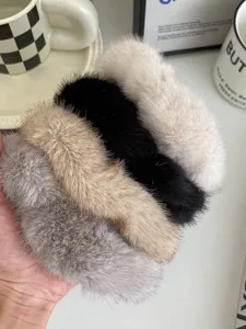 Pluche nepvacht haarelastiekje zachte winter haaraccessoire pluizige haarband detail