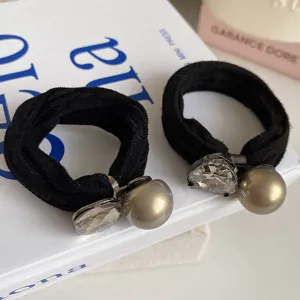 Eleganti elastici per capelli neri con cristallo e perla, perfetti per lo styling quotidiano.