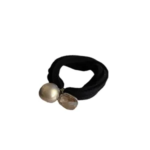 Semplice elastico per capelli nero con perla e cristallo, elegante e resistente per ogni giorno.