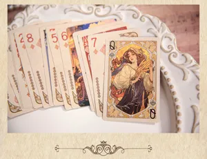 Dettaglio carte da gioco stile liberty vintage, design di preghiera religiosa retro squisito.
