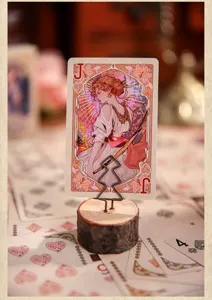 Set di carte da gioco stile liberty vintage con supporto in legno per decorazione tavolo.