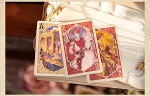 Dettaglio delle carte da gioco in stile Art Nouveau con illustrazioni mitologiche sul vassoio.