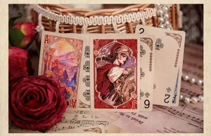 Set di carte da gioco vintage con illustrazioni classiche artistiche, perfette per serate di giochi.