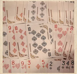 Dettaglio di carte da gioco vintage con estetica rétro unica e design di carte speciale.