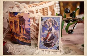 Set di carte da gioco in stile artistico vintage con illustrazione mitologica classica.