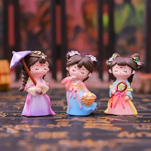 Gedetailleerd uitzicht op schattige Chinese antieke stijl hars figuren voor huisdecoratie.