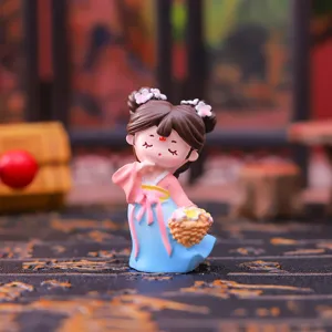 Detailopname van een schattig Chinees antiek-stijl hars figuurtje voor bureaudecoratie.