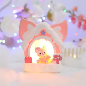 Linda luz nocturna rosa de casa de nieve con adorable figura de zorro para dormitorio