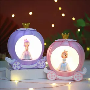 Vista detallada de la bonita lámpara de calabaza con figura de princesa y luz cálida y suave.