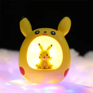 Vista detallada de la bonita luz nocturna Pikachu, decoración de escritorio kawaii.
